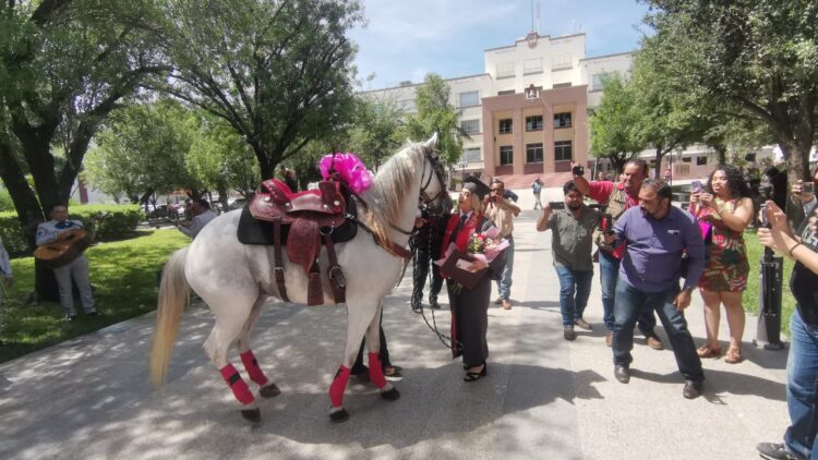 Su padre le regala un caballo por culminar estudios