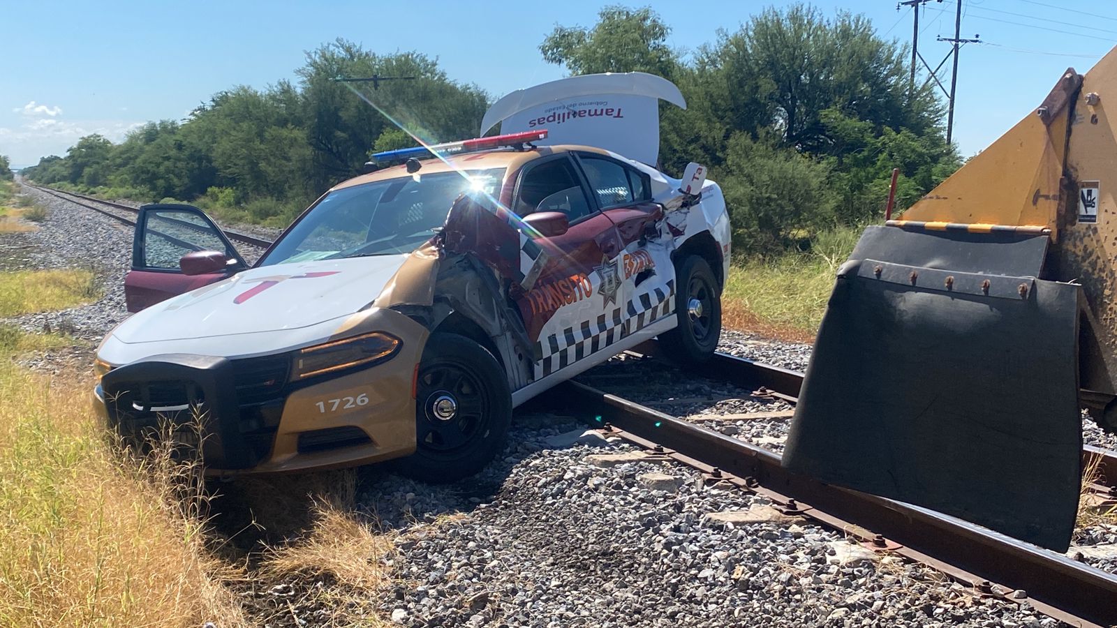 Patrulla de tránsito es arrollada por maquinaria de Ferromex