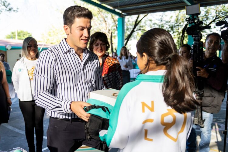 Entrega Samuel García artículos escolares a alumnos de Educación Básica