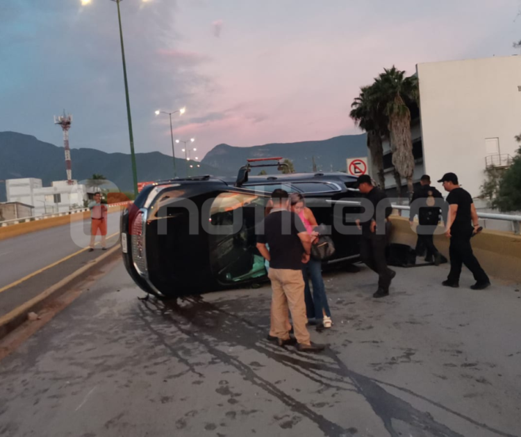 Vuelca camioneta que su amiga le prestó