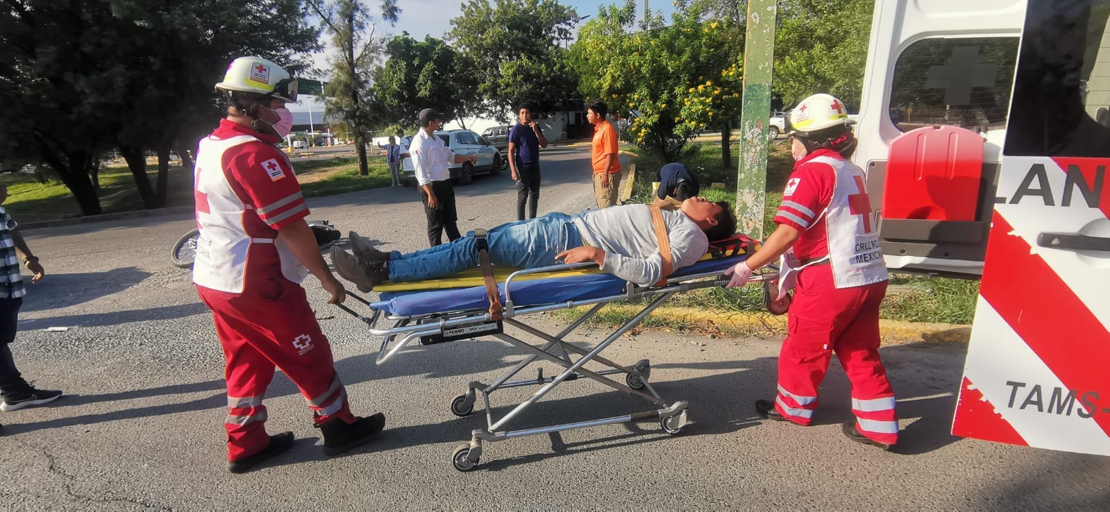 Arrollan a motociclista, termino hospitalizado