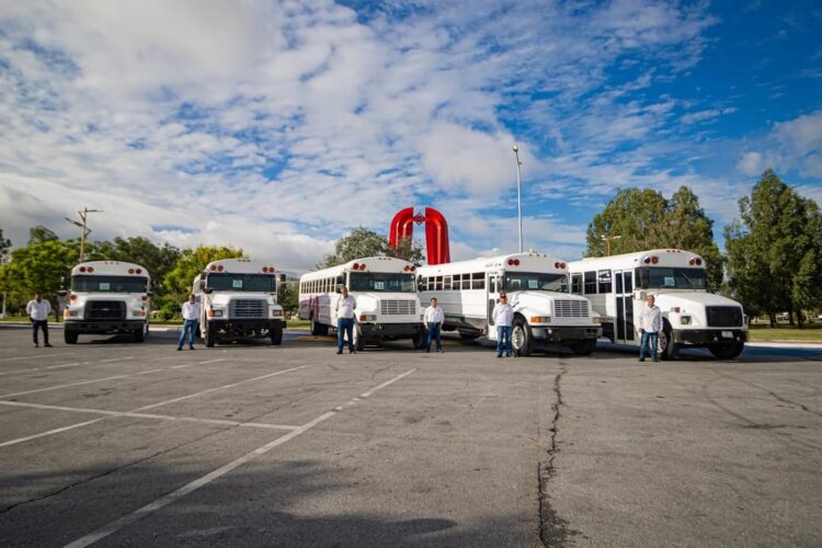 Entrega unidades de transporte escolar el alcalde Alberto Granados Fávila