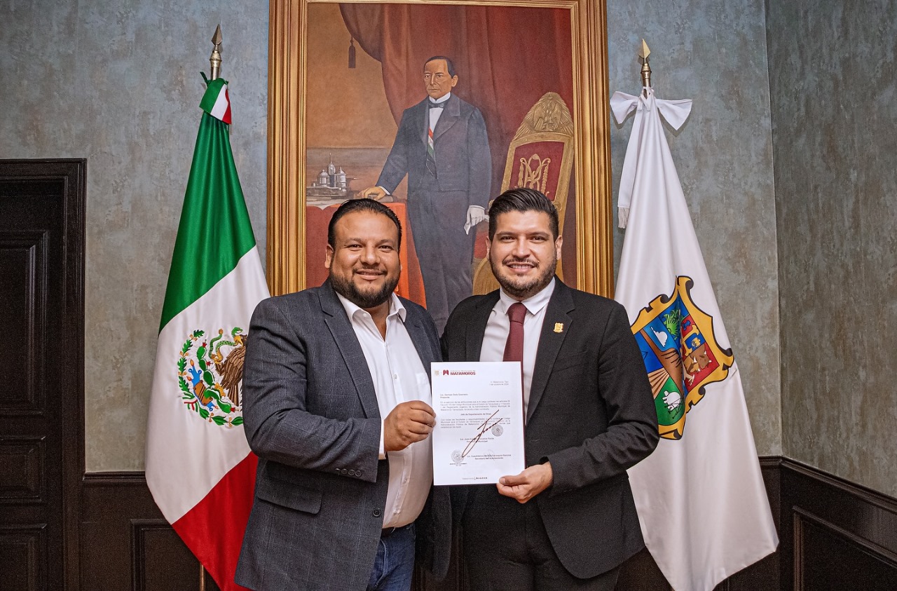 Beto Granados entrega nombramientos a nuevos funcionarios públicos en Matamoros