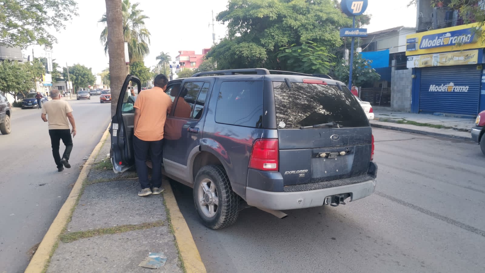 Por ir a exceso de velocidad se estrella contra una palmera