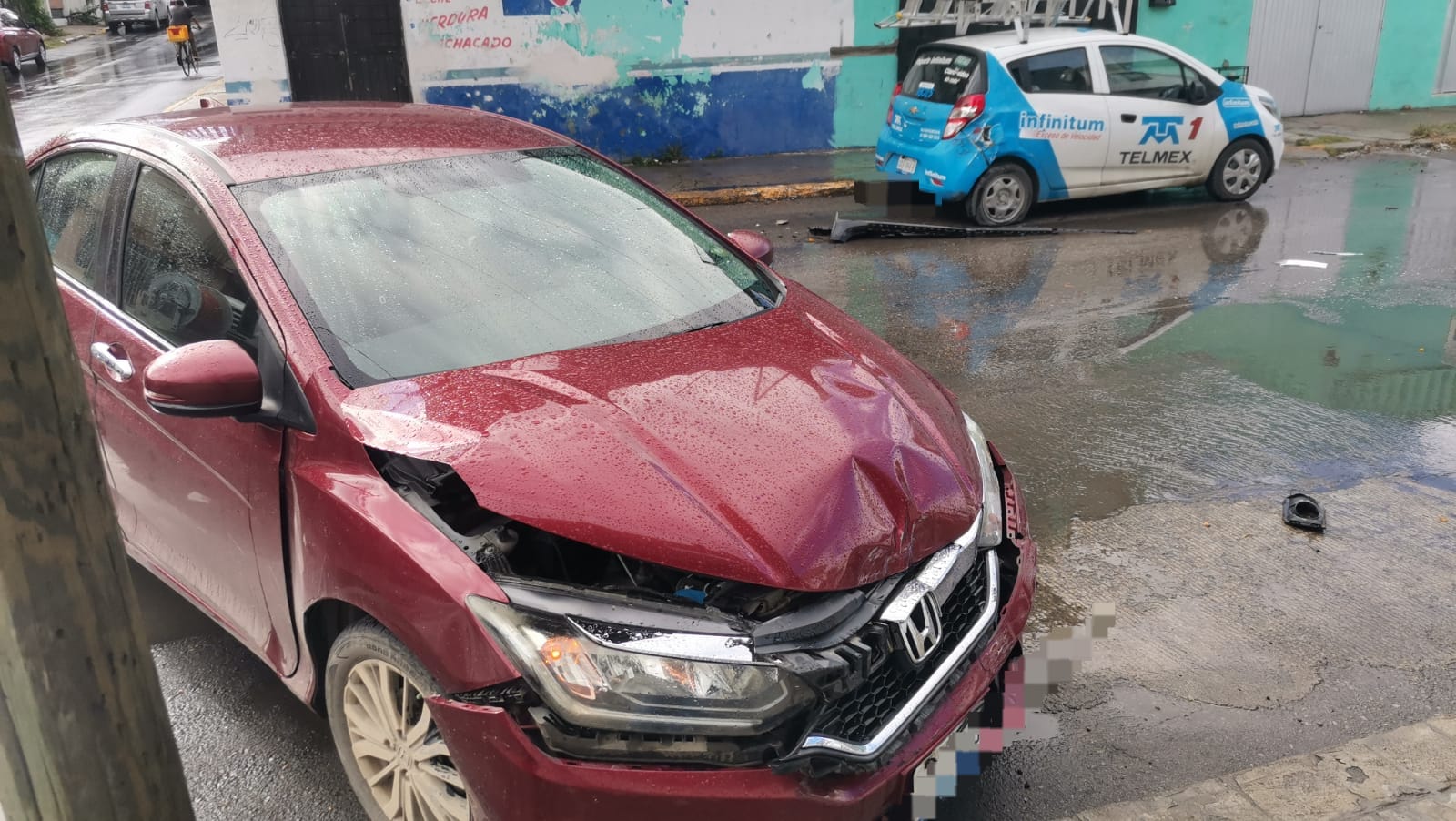 Choque entre dos automóviles; solo dejan daños materiales