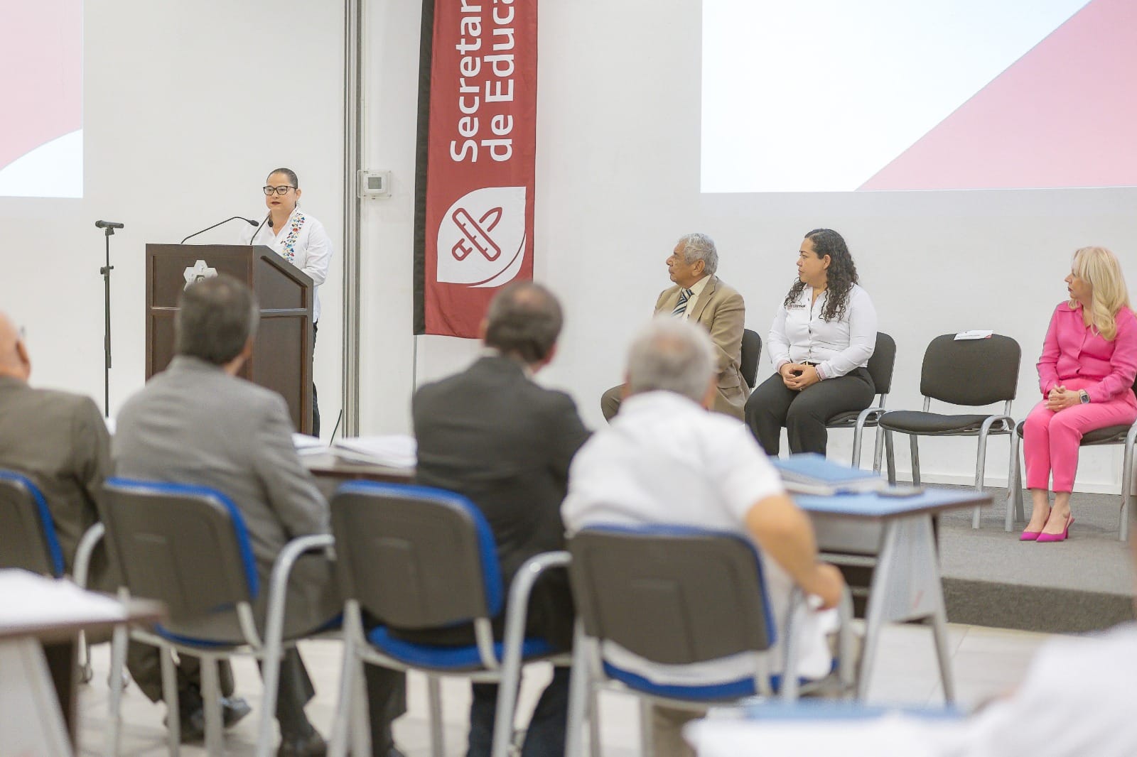Proponen modelo holístico para la transformación educativa