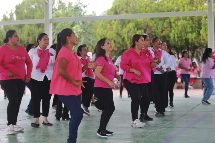 Conmemoran con alegría el Mes Rosa en Casas