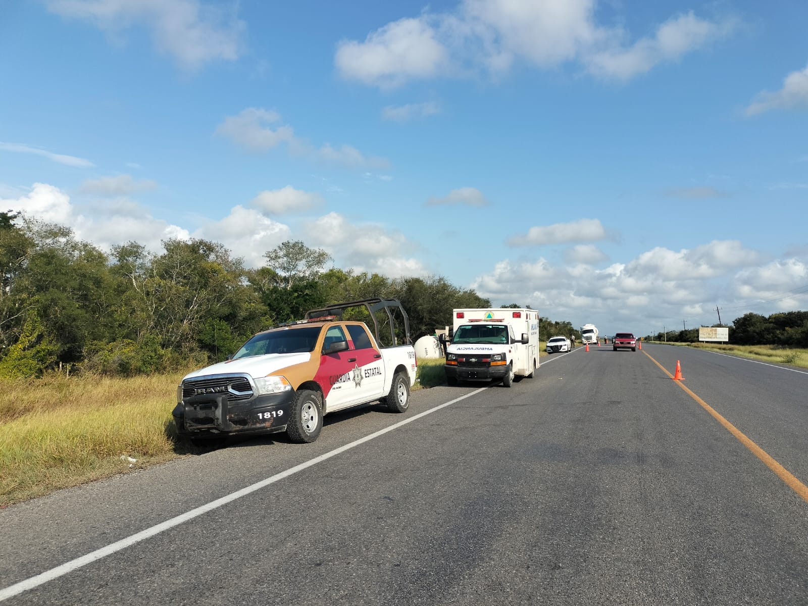 Guardia Estatal atiende llamado por volcadura de pipa