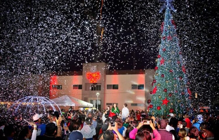 Familias Mantenses disfrutaron del encendido del pino navideño