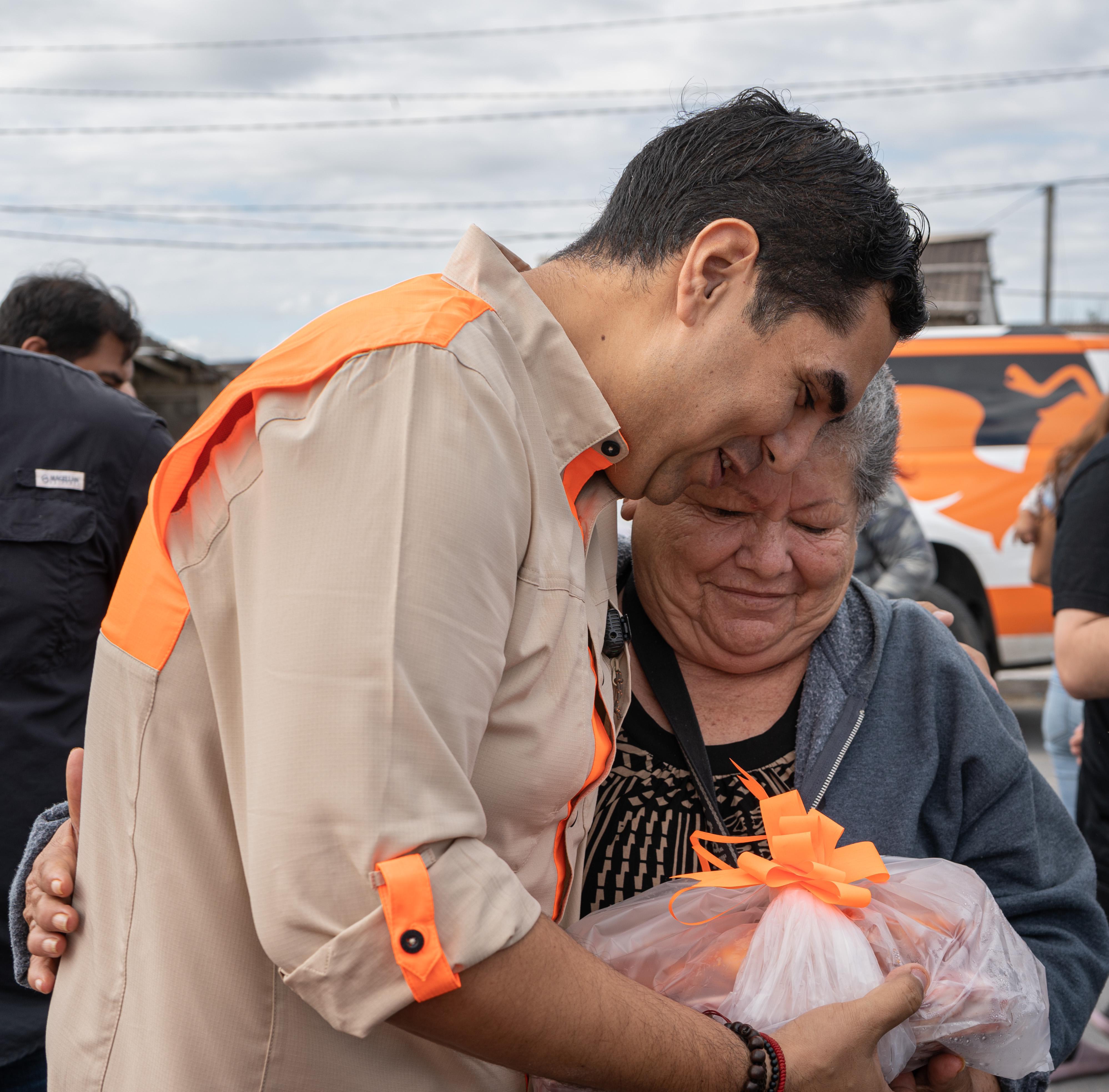 Entrega Roberto Lee, cenas navideñas a pescadores y sus familias