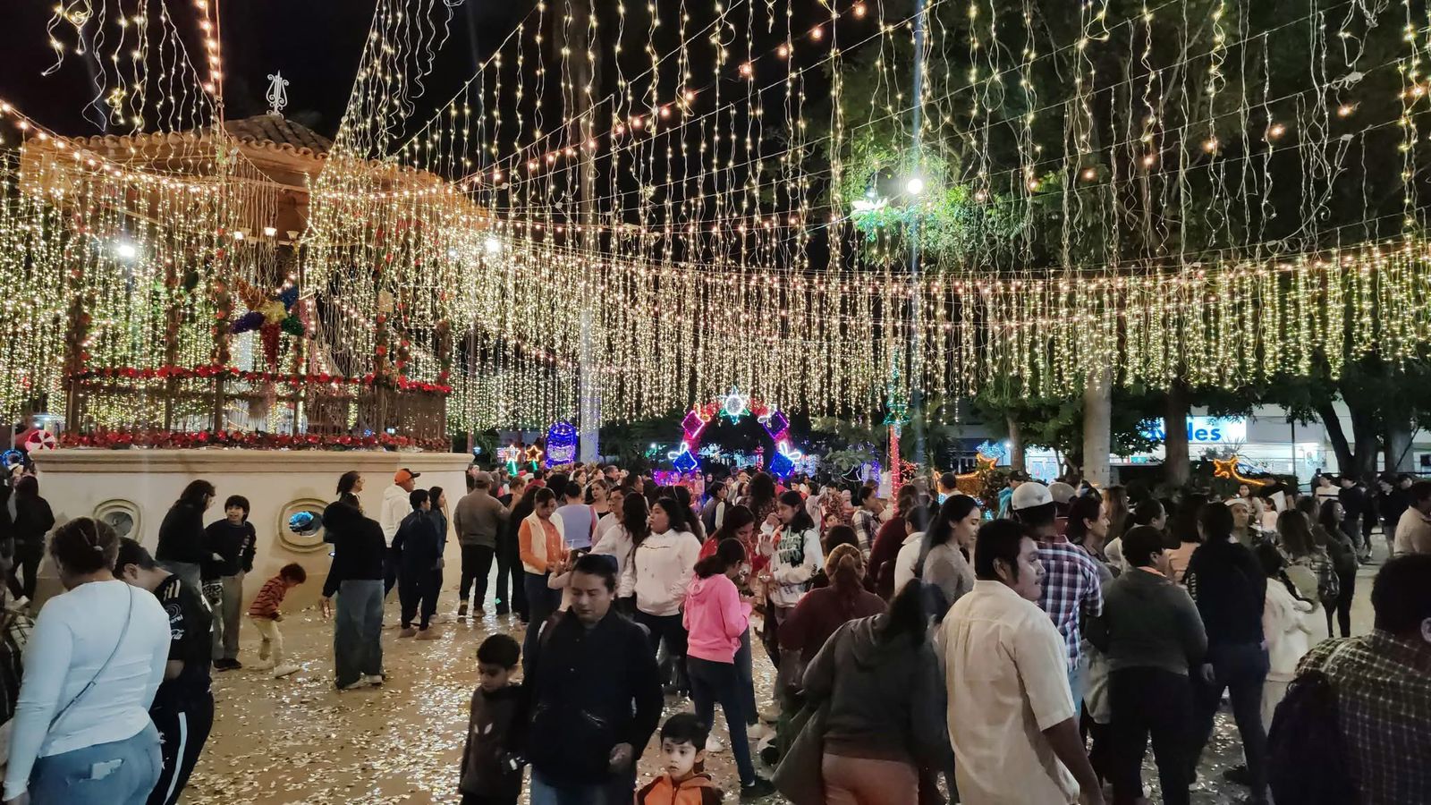 Pánuco lugar mágico en la huasteca se ilumina con increíbles villas y pino navideño