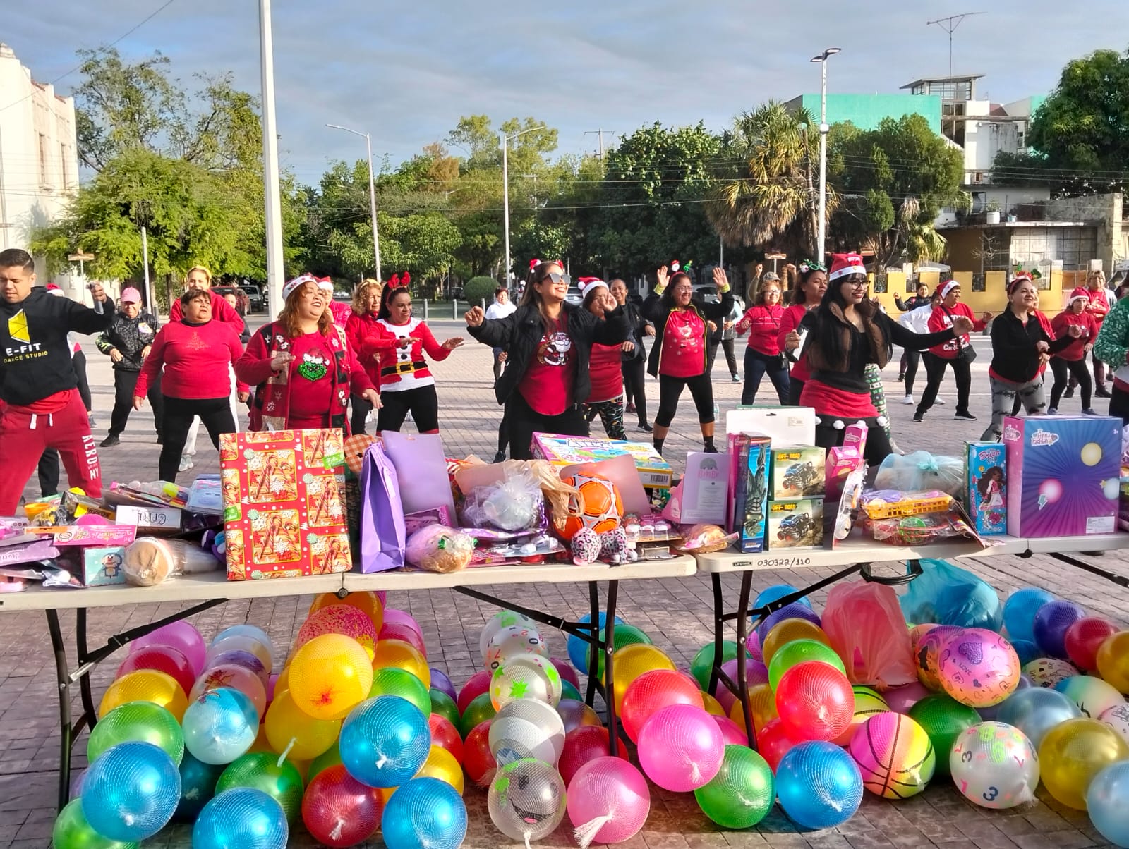 Bailan y contribuyen en Zumbatón Navideño