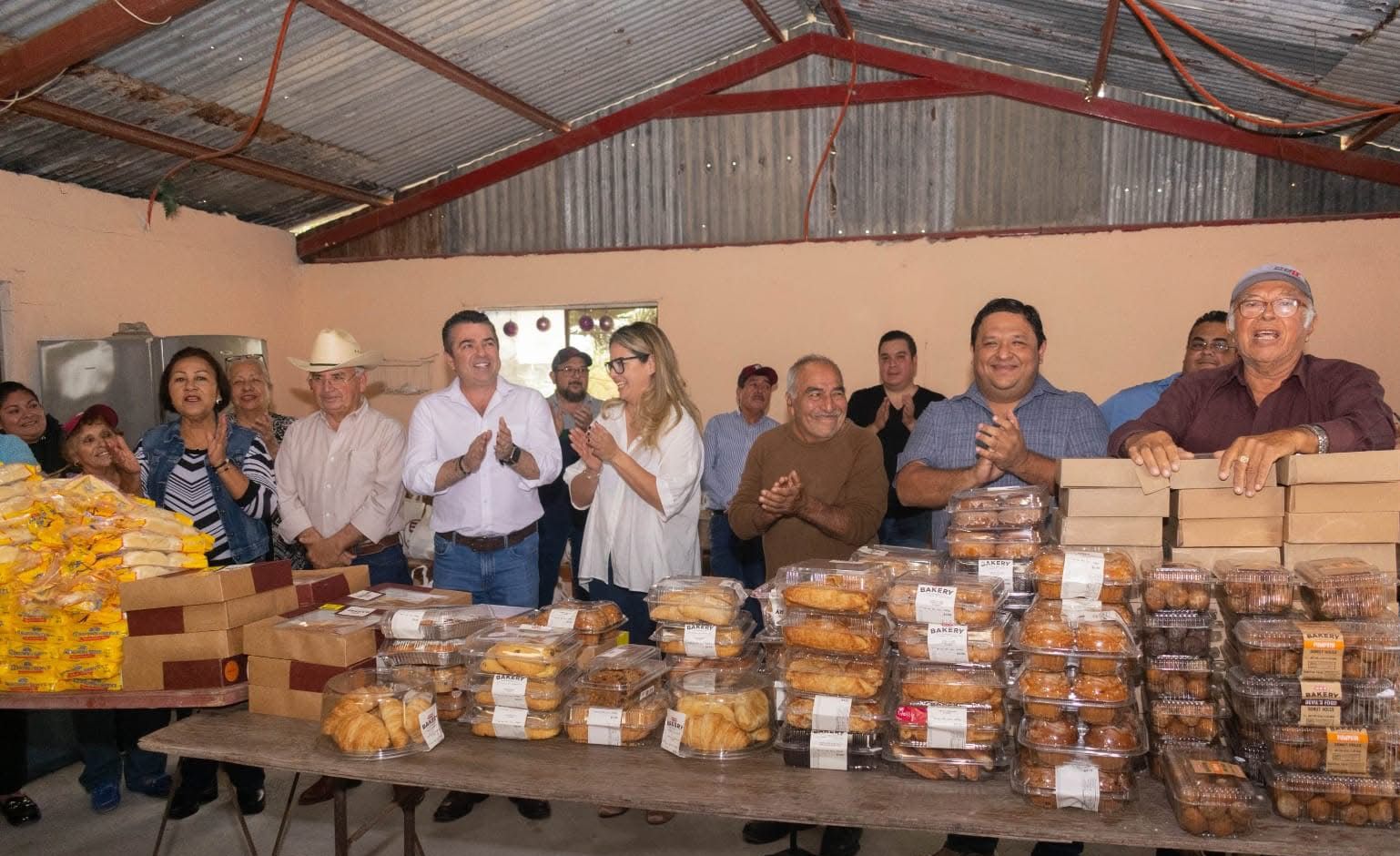 Diputado Eliphalet Gómez Lozano entrega alimentos en el ejido Flores Magón en Valle Hermoso