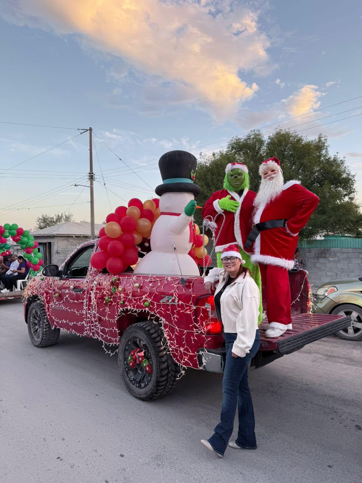 Se ilumina la navidad en Cruillas con caravana y encendido del pino navideño