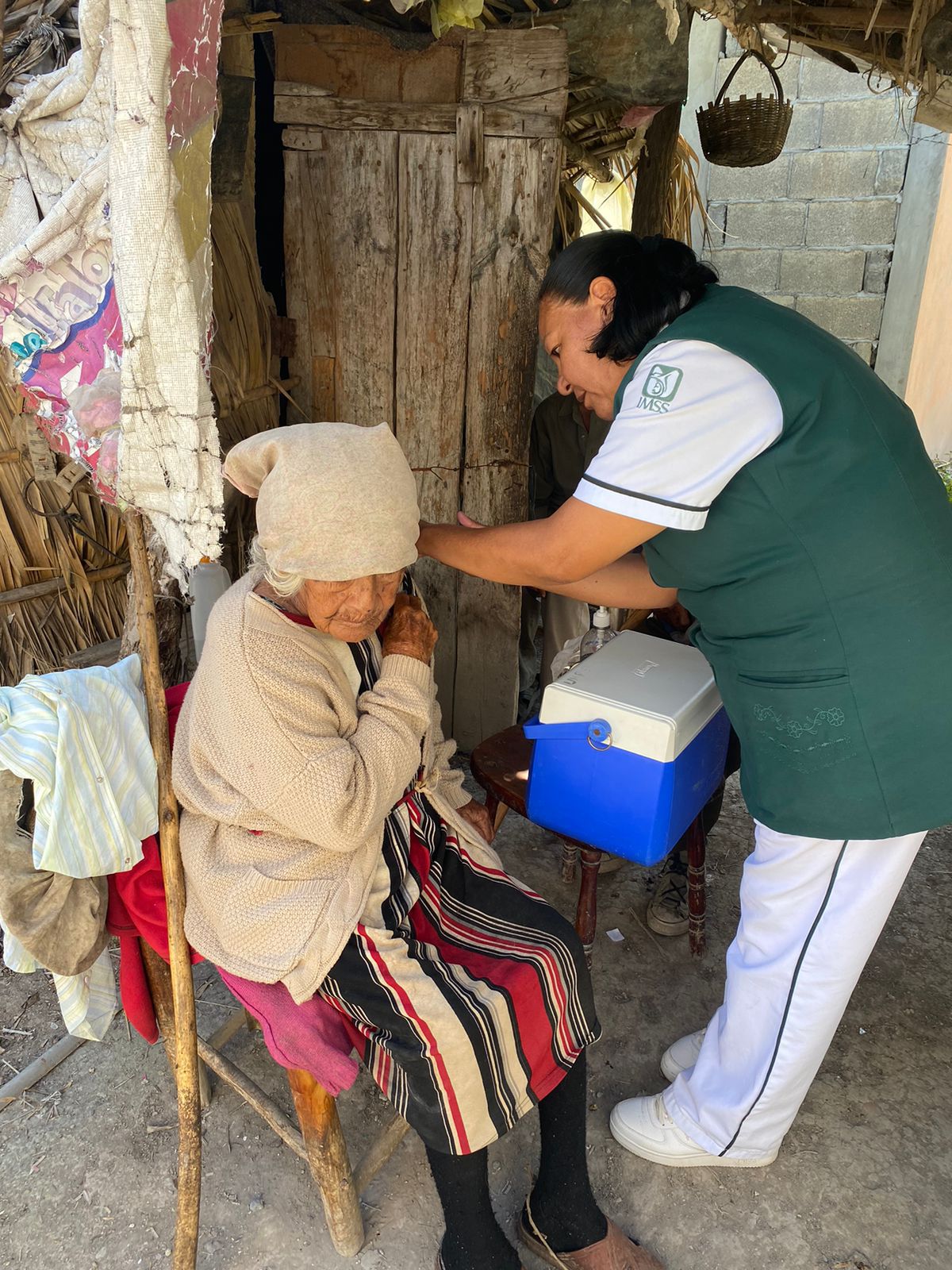 Llama Programa IMSS-Bienestar a población rural a vacunarse contra influenza estacional y COVID-19