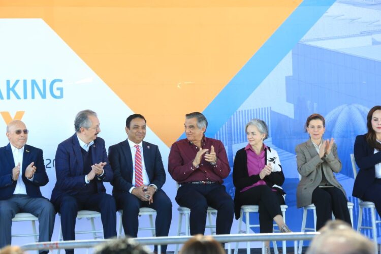 Coloca Américo primera piedra de nueva planta Medline en Nuevo Laredo