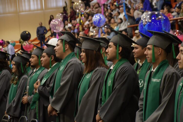 Autoridades estatales y académicas Celebran la graduación de alumnos en la Facultad de Comercio y Administración Victoria