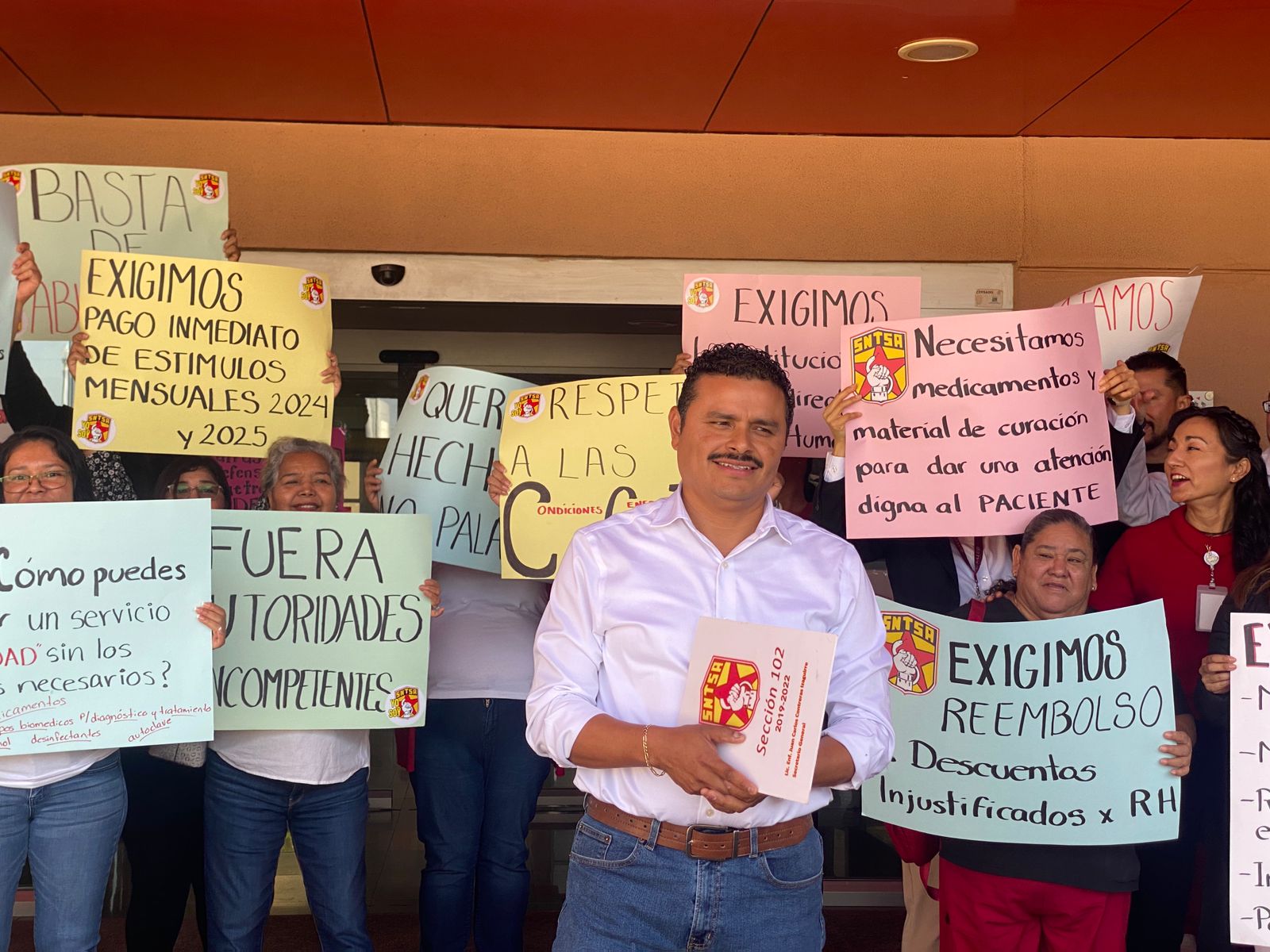 Trabajadores del Hospital Regional de Alta Especialidad protestan por falta de insumos y pagos pendientes