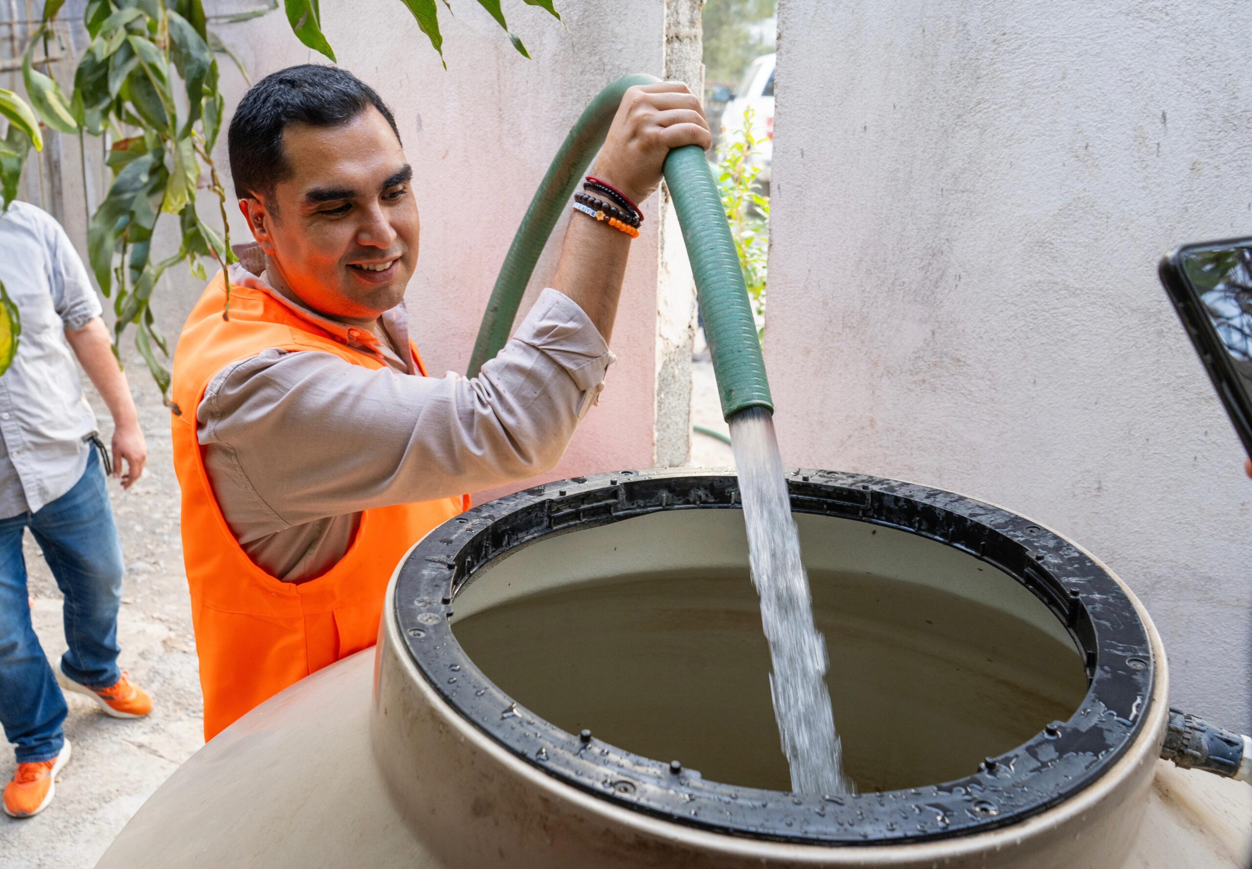 Lleva Movimiento Ciudadano tinacos y agua a colonias de la Capital