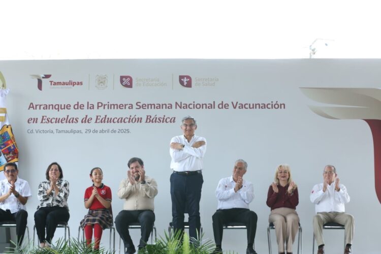 Pone en marcha Américo campaña de vacunación en escuelas y entrega tabletas a niñas y niños