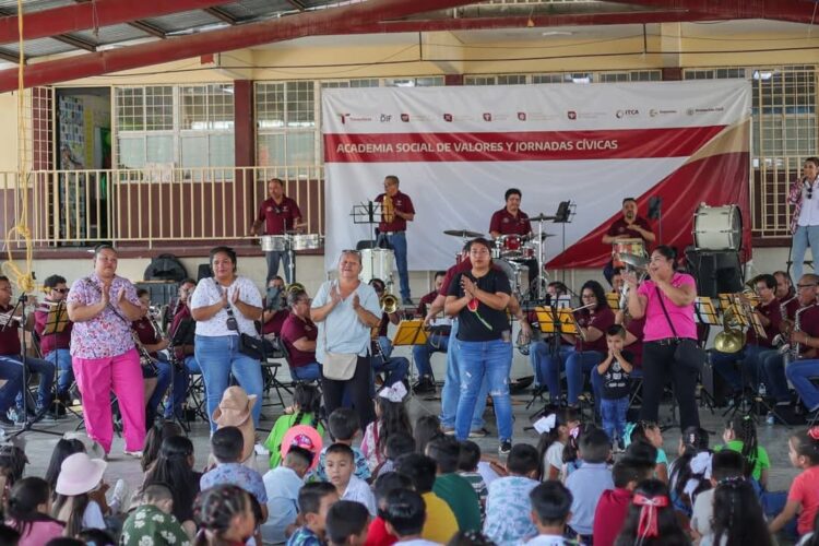 Celebra SEBIEN a niñas y niños con música, juegos y donación de libros