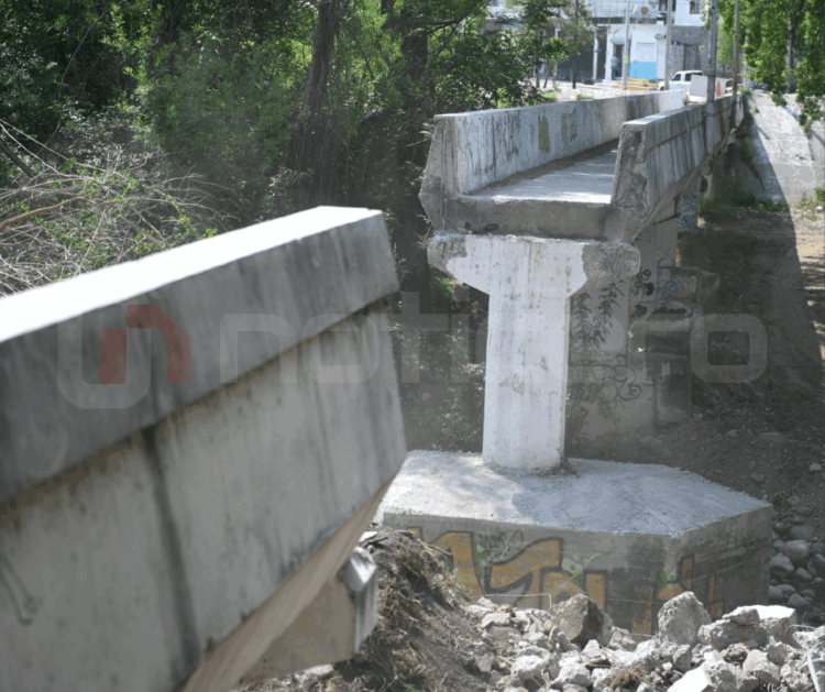 Supervisa alcalde avance de reparación de puente peatonal