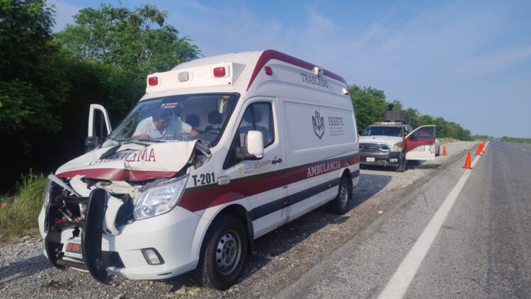 Guardia Estatal auxilia a hombre lesionado tras choque de ambulancia