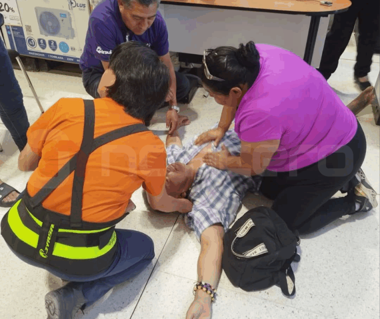 Adulto mayor se desmaya en Chedraui de Matamoros; trasladado al Hospital General