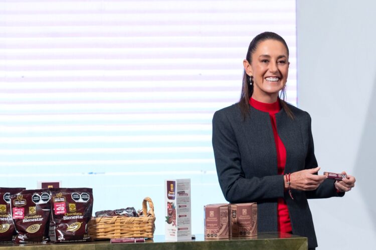 Sheinbaum defiende el Chocolate del Bienestar pese a críticas por sellos de advertencia