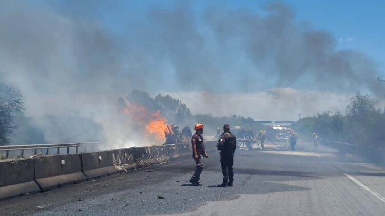 Explosión de pipa paraliza circulación en la Victoria-Monterrey