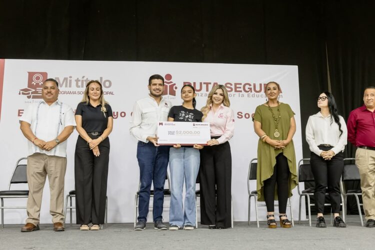 Entrega Beto Granados apoyos económicos a estudiantes; mil jóvenes son beneficiados