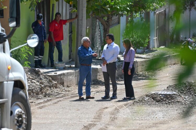 Supervisa Lalo Gattás obra de concreto hidráulico en la Simón Torres