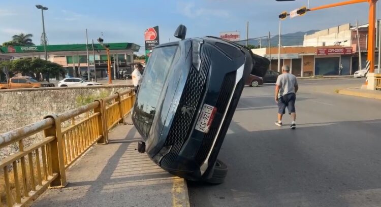 Vehículo queda recostado sobre el camellón tras accidente