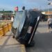 Vehículo queda recostado sobre el camellón tras accidente
