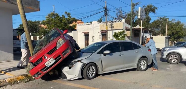 Choque en calle Francisco Javier Mina deja solo daños materiales