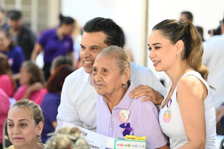 Festejan Lucy y Lalo a los abuelitos del DIF Victoria