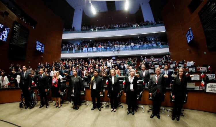 Rinden protesta en el Senado integrantes del Poder Judicial en México