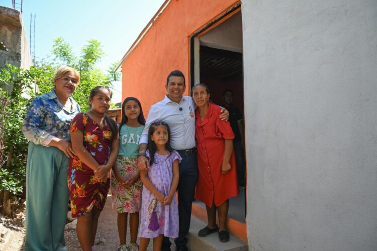 Entrega Lalo Gattás vivienda a familia de la Esfuerzo Popular