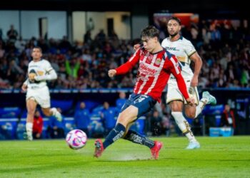 Chivas vence a Pumas en duelo vibrante del Apertura 2025
