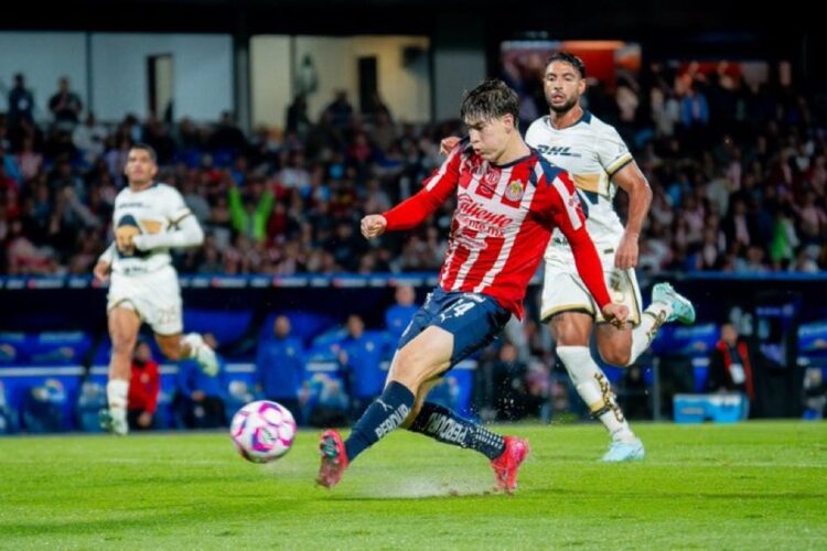 Chivas vence a Pumas en duelo vibrante del Apertura 2025