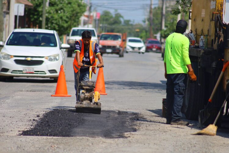 Después de las lluvias ayuntamiento repara calles dañadas