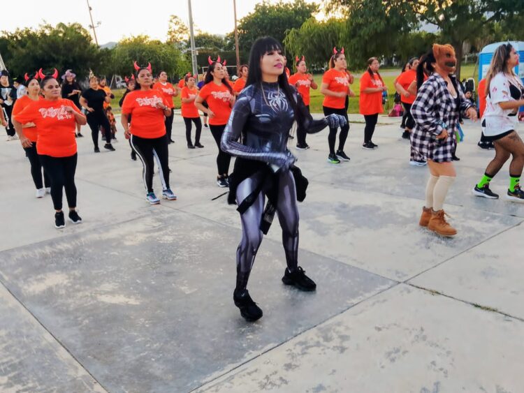 Bailan y se divierten en 14 Aniversario del Club «Revolución Verde- López Mateos»