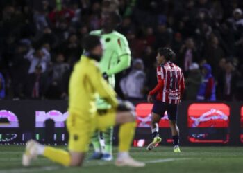 Chivas gana sobre la hora y se mantiene como líder del torneo