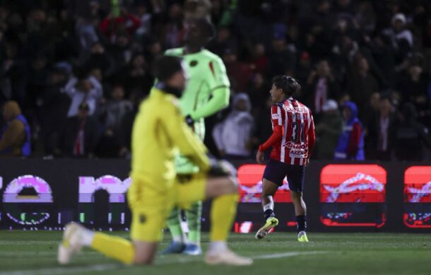 Chivas gana sobre la hora y se mantiene como líder del torneo