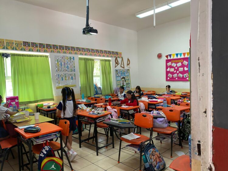 Pide director apoyo vial en salida escolar por tráfico de tráileres en primaria Matías S. Canales