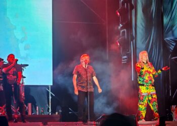 ¡Explosiva noche en Tampico! Los Auténticos Decadentes desatan la fiesta en el el teatro del pueblo