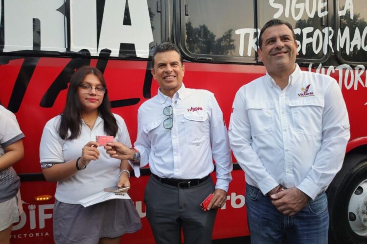 Entrega Lalo Gattás tarjetas de transporte escolar gratuito