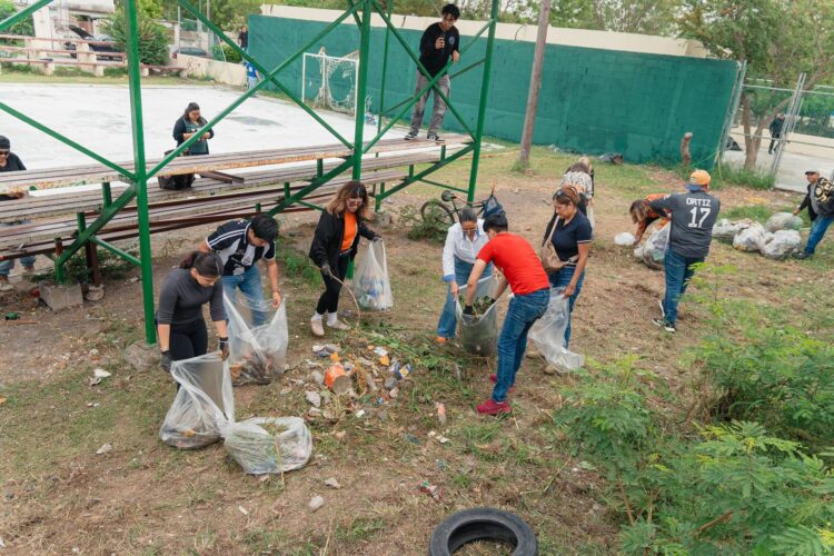 Roberto Lee devuelve vida a las canchas de la colonia San Rafael