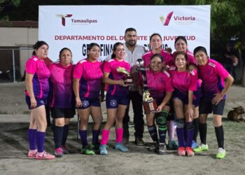 Reconoce Municipio el talento y esfuerzo de las Mamás campeonas de fútbol