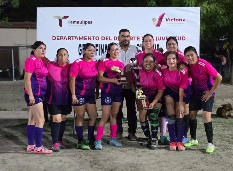 Reconoce Municipio el talento y esfuerzo de las Mamás campeonas de fútbol